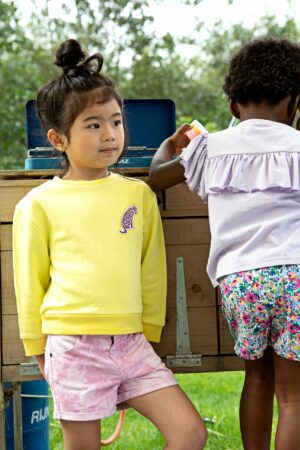 gele pull met toekan als print mini rebels