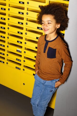 okerkleurige tshirt met lange mouwen b.nosy jongens navy