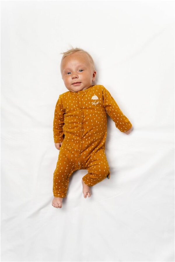 Bruine pyjama regendruppels zero2three unisex knoopjes vooraan baby